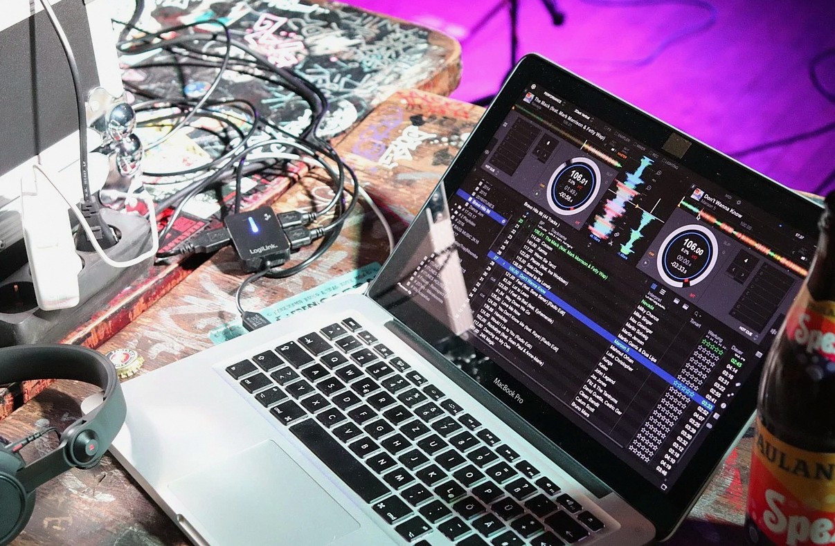 ラップトップ、音楽、DJ、レコーディングスタジオ、マイク、ミキサー、スタジオ、ヘッドフォン、Spotify、コンピューター、ノートブック、フェスティバル、音量、パーティー、オーディオ、ソフトウェア、音楽